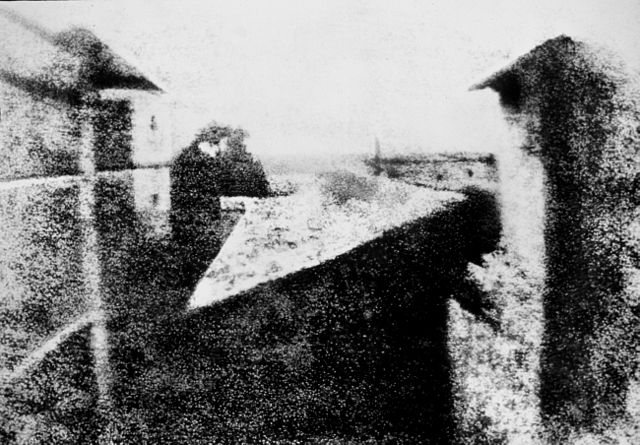 Vista desde la ventana Le Gras, Joseph Nicéphore Niépce - primera fotografía de la historia, 1827